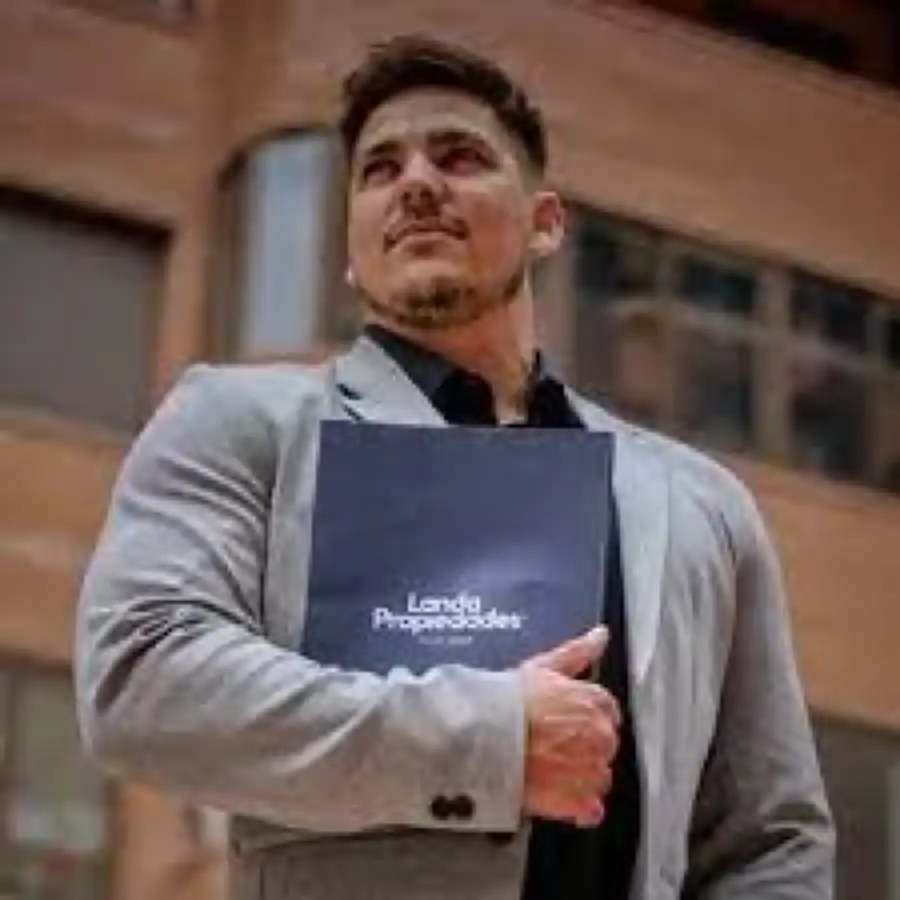 J. Matías con una carpeta de documentación en la mano